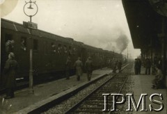1945-1946, Barletta, Włochy.Stacja kolejowa, podpis oryginalny; 