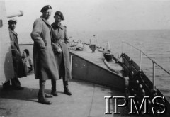 Ok. 1940, brak miejsca.
Żołnierze 9 Pułku Ułanów Małopolskich na pokładzie okrętu. Podpis oryginalny: 