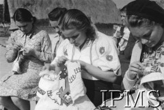 1942-1943, Ifunda, Tanganika.Osiedle dla polskich uchodźców, kobiety wyszywające serwetki.[Polscy uchodźcy w 1942 roku trafili do Iranu wraz z nowoutworzonym Wojskiem Polskim pod dowództwem generała Władysława Andersa (w dwóch rzutach ewakuacyjnych z ZSRR w marcu i sierpniu). W sumie oprócz wojska dotarło tam 38 tys. Polaków, z czego ponad połowę stanowiły dzieci i młodzież. Ok. 20 tys. znalazło się następnie w Afryce, polskie osiedla znajdowały się przede wszystkim w: Ugandzie, Kenii, Tanganice, Rodezji Północnej i Rodezji Południowej, Związku Południowej Afryki].Fot. NN, Instytut Polski i Muzeum im. gen. Sikorskiego w Londynie [album 212 - Osiedla polskie w Afryce Wschodniej].