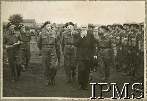 Czerwiec 1945, Forfar, Szkocja, Wielka Brytania.
Premier Tomasz Arciszewski (z przodu) wizytuje 2 Batalion Grenadierów, w przeglądzie pododdziału towarzyszy mu m.in. dowódca dywizji gen. Kazimierz Glabisz (3. z lewej).
Fot. NN, Instytut Polski i Muzeum im. gen. Sikorskiego w Londynie, [album 222 - 4 Dywizja Piechoty, Szkocja].