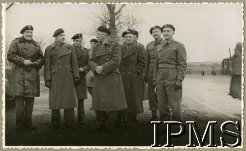 1945-1947, Szkocja, Wielka Brytania.
Szef Sztabu Naczelnego Wodza gen. Stanisław Kopański wizytuje 6 Kresowy Batalion Strzelców Pieszych. Na zdjęciu: gen. Stanisław Maczek (1.z lewej),  gen. Kopański (2. z lewej), ppłk Bittner (3. z lewej), dowódca 4 Dywizji Piechoty Kazimierz Glabisz (w środku), mjr Wilimowski, płk Orski, zastępca dowódcy 2 Brygady 4 Dywizji Piechoty płk Wacław Kamionko, dowódca 2 Brygady płk Stanisław Bień (1. z prawej). 
Fot. NN, Instytut Polski i Muzeum im. gen. Sikorskiego w Londynie, [album 222 - 4 Dywizja Piechoty, Szkocja].