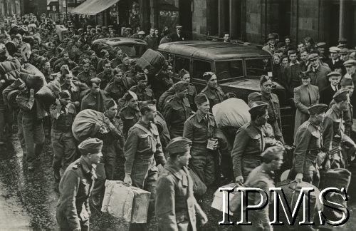 1940, Wielka Brytania.
Polscy żołnierze ewakuowani z Francji na ulicy miasta.
Fot. NN, Instytut Polski i Muzeum im. gen. Sikorskiego w Londynie
