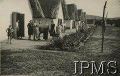 1943, Kondoa, Tanganika.
Mieszkańcy polskiego osiedla przy domach. Podpis oryginalny: 