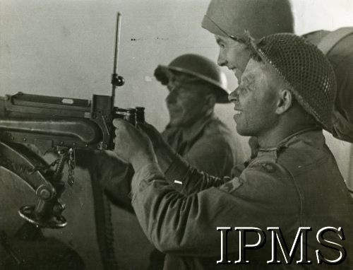 1944, rejon Cassino, Włochy.
Żołnierze 2 Korpusu przy ciężkim karabinie maszynowym 