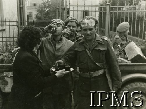 1944-1945, Włochy.
Polscy żołnierze po przyjeździe do włoskiej miejscowości.
Fot. NN, Instytut Polski i Muzeum im. gen. Sikorskiego w Londynie [album 369 - 3 Dywizja Strzelców Karpackich].