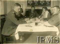 Lata 30., Polska.
Spotkanie towarzyskie oficerów Wojska Polskiego.
Fot. NN, Instytut Polski i Muzeum im. gen. Sikorskiego w Londynie [album 370 - 5 i 7 Pułk Strzelców Konnych; Żebrowski]