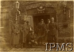 Przed 1939, Polska.
Żołnierze przed siedzibą Dowództwa 7 Pułku Ułanów Lubelskich im. gen. Kazimierza Sosnkowskiego.
Fot. NN, Instytut Polski i Muzeum im. gen. Sikorskiego w Londynie [album 370 - 5 i 7 Pułk Strzelców Konnych; Żebrowski]