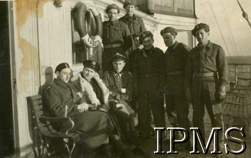 20.01.1946, Morze Bałtyckie.
Powrót z konwoju transportu do Polski, grupa marynarzy na pokładzie statku 