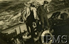 20.01.1946, Morze Bałtyckie.
Powrót z konwoju transportu do Polski, dwaj marynarze na pokładzie statku 