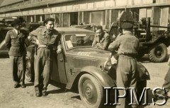 1946, Pinneberg, Niemcy.
Grupa polskich żołnierzy obok samochodu, podpis: 