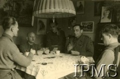 08.04.1946, Pinneberg, Niemcy.
Polscy żołnierze grający w karty, podpis: 