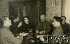 08.04.1946, Pinneberg, Niemcy.
Grupa osób gra w karty przy stole, podpis: 