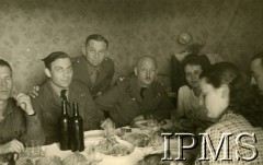 21.04.1946, Pinneberg, Niemcy.
Grupa polskich żołnierzy z żonami w kasynie podczas świątecznego obiadu.
Fot. NN, Instytut Polski i Muzeum im. gen. Sikorskiego w Londynie
