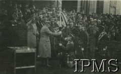 16.10.1921, Warszawa, Polska.
Plac Saski, Naczelnik Państwa Józef Piłsudski wręcza 3 Pułkowi Ułanów sztandar ofiarowany przez miasto stołeczne Warszawę. Sztandar przyjmuje dowódca pułku mjr Cyprian Bystram, poczet sztandarowy tworzą: mjr Marian Słonimski, por. Stanisław Horwatt, wchm. Jan Górski. 
Fot. NN, Instytut Polski i Muzeum im. gen. Sikorskiego w Londynie [album 68 - Pułk Ułanów Śląskich].