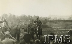 1928-1937, Tarnowskie Góry, woj. śląskie, Polska.
Dowódca 3 Pułku Ułanów płk Kazimierz Żelisławski dekoruje 