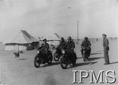 1945, Egipt.
Obóz przejściowy dla polskich żołnierzy, nauka jazdy na motocyklach, podpis oryginalny: 