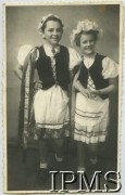 11.04.1943, Rehowoth, Palestyna.
Wanda Kozłowska i Ewa Piątkiewicz w strojach ludowych. Podpis oryginalny: 