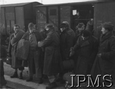 Zima 1943-1944, Włochy.
Żołnierze 2 Korpusu przybywający do Włoch.
Fot. NN, Instytut Polski i Muzeum im. gen. Sikorskiego w Londynie, [koperta 2 Korpus Polski].