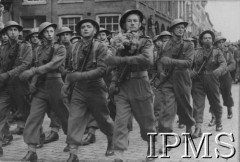 11.11.1944, Breda, Holandia.
Uroczystość z udziałem 1 Dywizji Pancernej, defilada polskich żołnierzy. Podpis oryginalny: 