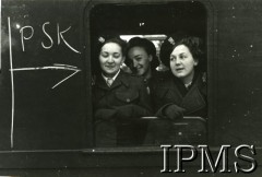 Druga połowa 1946, Włochy.
Ochotniczki Pomocniczej Służby kobiet wyjeżdające do Wielkiej Brytanii. Podpis oryginalny: 