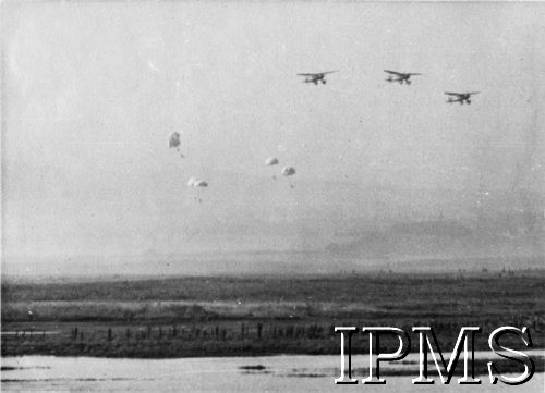 23.09.1941, Szkocja, Wielka Brytania.
Ćwiczenia polskich spadochroniarzy - skoki z samolotów ze spadochronami. Fotografia zrobiona podczas pobytu Naczelnego Wodza Polskich Sił Zbrojnych gen. Władysława Sikorskiego w 4 Brygadzie Kadrowej Strzelców, przemianowanej następnie na 1 Brygadę Spadochronową.
Fot. NN, Instytut Polski i Muzeum im. gen. Sikorskiego w Londynie [paczka Święto Spadochronowe 23 wrzesień 1941].



