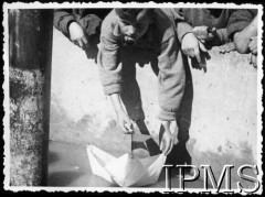 1942-1943, Palestyna.
Junak puszcza statki na wodzie.
Fot. NN, Instytut Polski i Muzeum im. gen. Sikorskiego w Londynie [album Palestyna 1943 junacy]