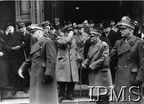 15.03.1944, Londyn, Anglia, Wielka Brytania.
Ceremonia odsłonięcia Pamiątkowej Płyty Polskich Żołnierzy w Katedrze Westminsterskiej. Na zdjęciu członkowie rządu RP i generalicja przed katedrą, m. in.: minister sprawiedliwości Wacław Komarnicki (1. z lewej), Naczelny Wódz Polskich Sił Zbrojnych gen. Kazimierz Sosnkowski (na pierwszym planie z lewej), minister obrony narodowej gen. Marian Kukiel (z przodu, 2. z prawej).
Fot. NN, Instytut Polski i Muzeum im. gen. Sikorskiego w Londynie [pudełko Raczkiewicz]