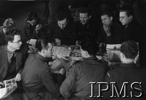 12.10.1943, Glasgow, Szkocja, Wielka Brytania.
Polscy żołnierze w bursie podczas lektury czasopism, m.in. 