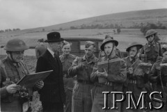 1940-1944, Wielka Brytania.
Prezydent RP Władysław Raczkiewicz na ćwiczeniach I Korpusu.
Fot. NN, Instytut Polski i Muzeum im. gen. Sikorskiego w Londynie [pudełko Raczkiewicz]