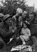 1941, Szkocja, Wielka Brytania.
Polscy żołnierze w towarzystwie dzieci.
Fot. NN, Instytut Polski i Muzeum im. gen. Sikorskiego w Londynie [szuflada 25 - saperzy, komandosi, spadochroniarze]