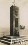 Wiosna 1942, Tobruk, Libia.
Cmentarz polski, pomnik z napisem: 
