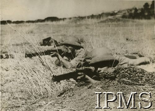 Po 1942, Związek Południowej Afryki.
Polscy żołnierze ewakuowani ze Związku Radzieckiego. Ćwiczenia w strzelaniu.
Fot. NN, Instytut Polski i Muzeum im. gen. Sikorskiego w Londynie, [szuflada 37 - Wojsko Polskie, Bliski Wschód,