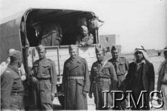 1942, Teheran, Iran (Persja)..
Polscy żołnierze ewakuowani ze Związku Radzieckiego. Podpis oryginalny: 