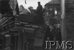 1944, Francja.
1 Dywizja Pancerna w wyzwolonym mieście.
Fot. NN, Instytut Polski i Muzeum im. gen. Sikorskiego w Londynie [szuflada 44 - Belgia, Holandia]