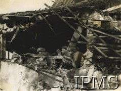 Jesień 1944, Holandia.
Żołnierze 1 Dywizji Pancernej na stanowisku bojowym w zniszczonym budynku. Widoczny ręczny karabin maszynowy 