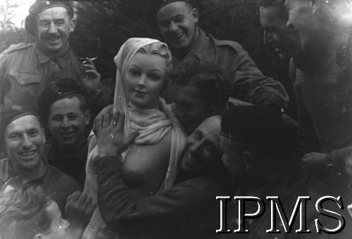 Listopad 1944, Holandia.
1 Dywizja Pancerna podczas walk w Holandii, żołnierze z manekinem kobiety.
Fot. NN, Instytut Polski i Muzeum im. gen. Sikorskiego w Londynie [szuflada 44 - Belgia, Holandia]