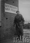 Jesień 1944, brak miejsca.
1 Dywizja Pancerna podczas walk w Europie Zachodniej. Polski żołnierz przy tablicy z napisem: 