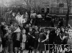 Listopad 1944, Gilze, Holandia.
Mieszkańcy wyzwolonego miasta pozdrawiają żołnierzy 1 Dywizji Pancernej.
Fot. NN, Instytut Polski i Muzeum im. gen. Sikorskiego w Londynie [szuflada 44 - Belgia, Holandia]