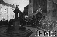 1944-1945, Breda, Holandia.
Tłum przed kościołem św. Wawrzyńca.
Fot. NN, Instytut Polski i Muzeum im. gen. Sikorskiego w Londynie [szuflada 44 - Belgia, Holandia]
