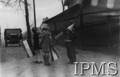 Kwiecień 1945, Holandia.
Patriotyczna demonstracja w jednym z holenderskich miasteczek, na zdjęciu dzieci z flagami.
Fot. NN, Instytut Polski i Muzeum im. gen. Sikorskiego w Londynie [szuflada 44 - Belgia, Holandia]