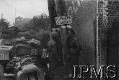 Wrzesień 1944, Abeville (okolice), Francja.
Żołnierze z 1 Dywizji Pancernej w pobliżu mostu 
