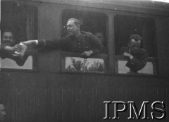 Jesień 1939, Munkacs (Mukaczewo), Węgry.
Polscy żołnierze w pociągu (prawdopodobnie z Dywizjonu 2 lub 11).
Fot. NN, Instytut Polski i Muzeum im. gen. Sikorskiego w Londynie [szuflada 45]