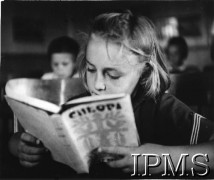 1944, Santa Rosa, Meksyk.
Uczennica czytająca książkę, podpis oryginalny: 