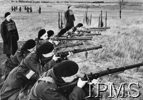 Lata 40., Szkocja, Wielka Brytania.
Polscy ochotnicy z Ameryki Południowej podczas ćwiczeń w strzelaniu.
Fot. NN, Instytut Polski i Muzeum im. gen. Sikorskiego w Londynie [szuflada 46 - WP w Wielkiej Brytanii]
