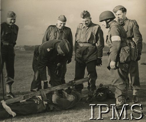13.03.1943, Wielka Brytania.
Inspekcja 1 Samodzielnej Brygady Spadochronowej przez Naczelnego Wodza Polskich Sił Zbrojnych gen. Władysława Sikorskiego. 3. z prawej stoi dowódca brygady płk Stanisław Sosabowski, 1. z lewej szef Gabinetu Naczelnego Wodza mjr Zygmunt Borkowski. Fotografia wykonana podczas ćwiczeń.
Fot. NN, Instytut Polski i Muzeum im. gen. Sikorskiego w Londynie [szuflada XIV].