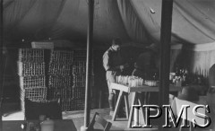 1940-1943, Palestyna.
Polscy żołnierze w namiocie.
Fot. NN, Instytut Polski i Muzeum im. gen. Sikorskiego w Londynie [szuflada NXI]. 
