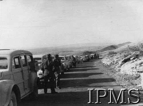 8.10.1942, Irak.
Kolumna 3 Dywizji Strzelców Karpackich w drodze z Palestyny do Iraku.
Fot. NN, Instytut Polski i Muzeum im. gen. Sikorskiego w Londynie [szuflada NXI].