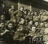 1942-1945, Bliski Wschód.Grupa junaków z zeszytami.Fot. NN, Instytut Polski i Muzeum im. gen. Sikorskiego w Londynie [szuflada NXI]. 