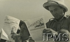1940-1942, Bliski Wschód.Żołnierze Brygady Strzelców Karpackich czytają czasopismo 