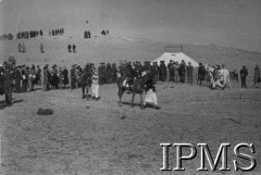 Lata 40., Bliski Wschód.
Zawody w skokach na koniach przez przeszkody.
Fot. NN, Instytut Polski i Muzeum im. gen. Sikorskiego w Londynie [szuflada NXI].